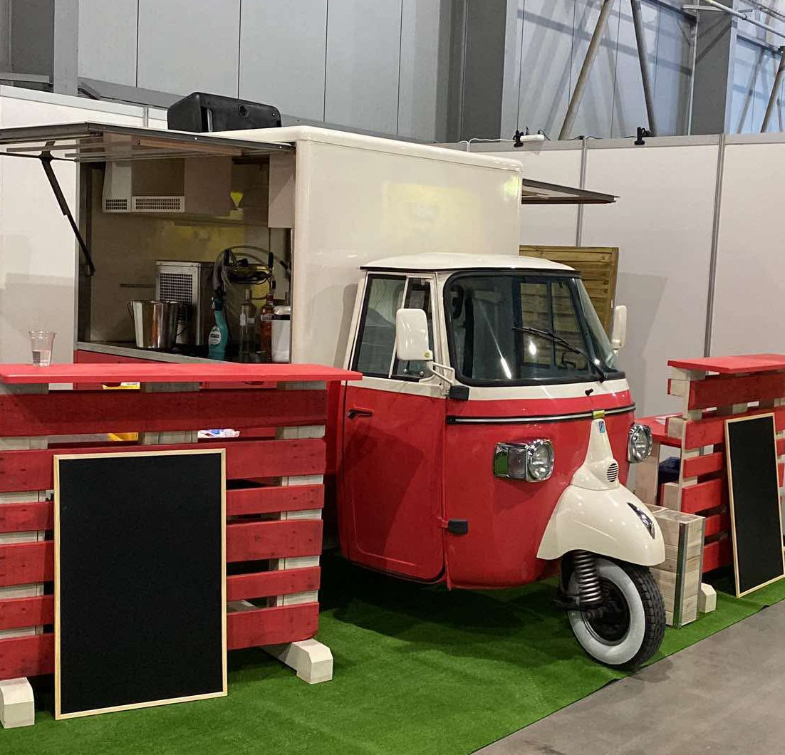Piaggio Ape postavená jako bar na veletrhu
