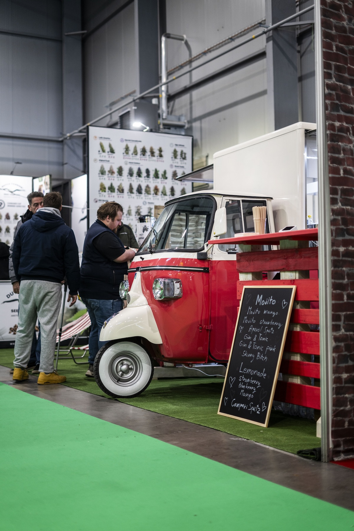 Piaggio Ape v interiéru haly