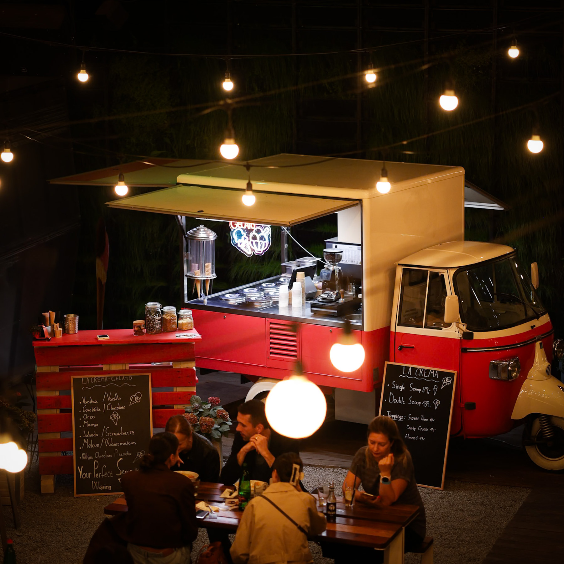 Piaggio Ape v provozu na večerní firemní akci