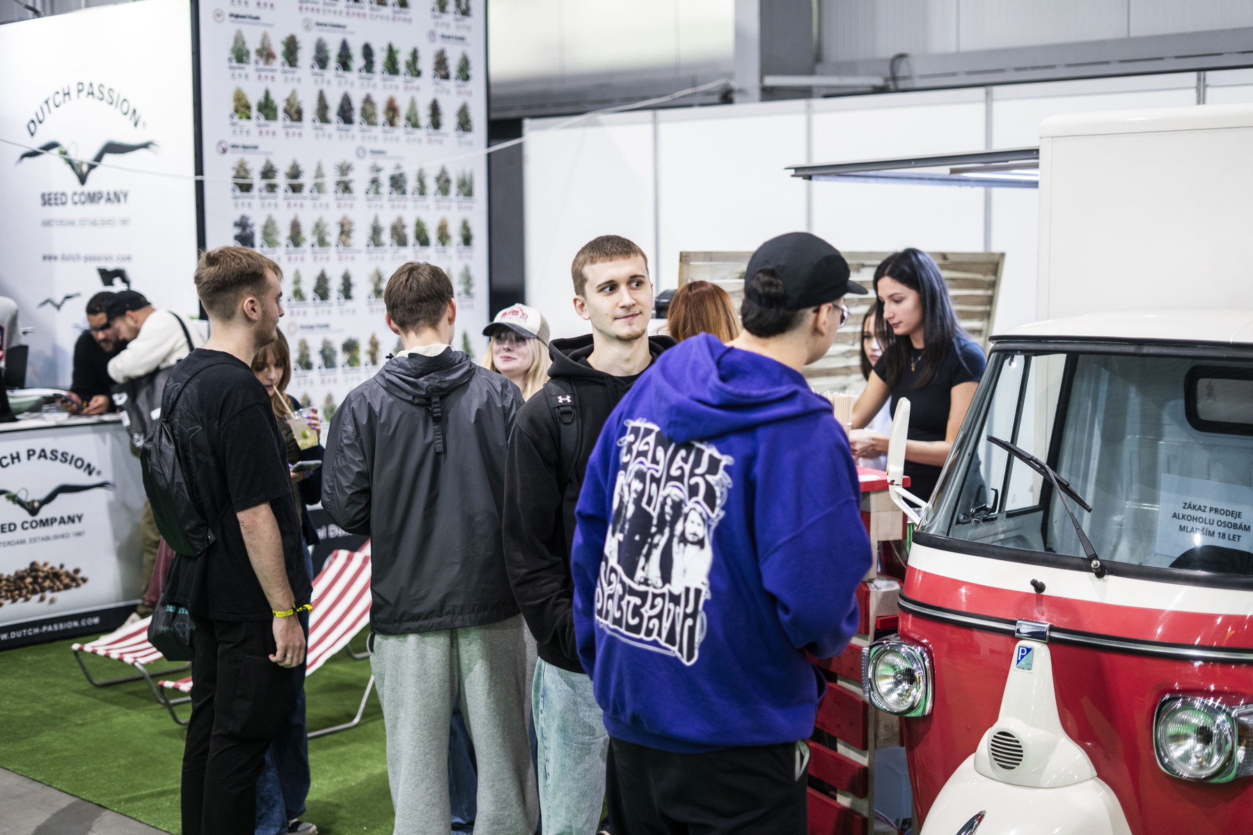 Pojízdný bar Piaggio Ape na firemní akci