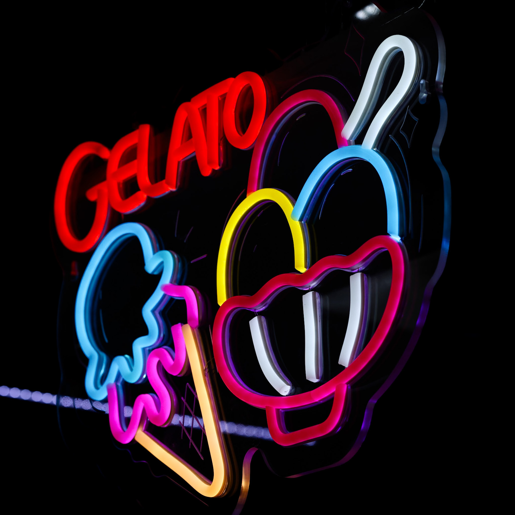 Neon Gelato nad vydejem Piaggio Ape