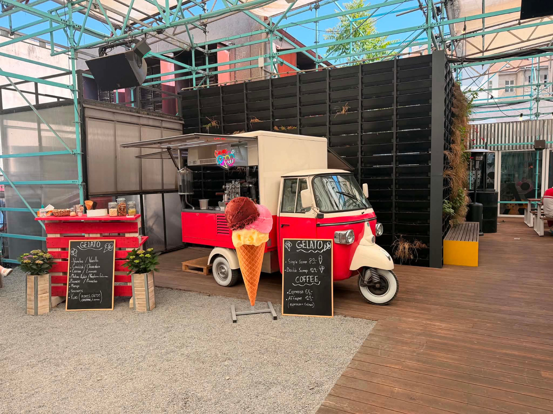 Obri kornout jako poutac pred Piaggio Ape