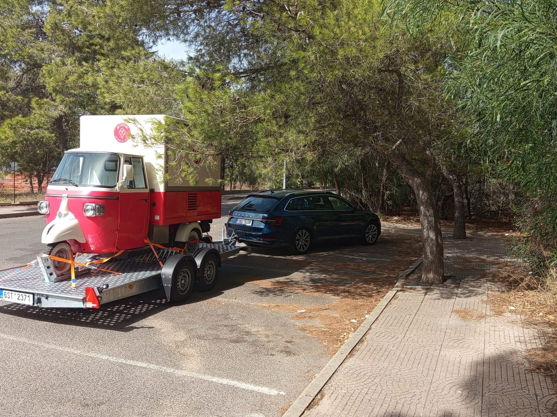Piaggio Ape nalozene na privesu na Sardinii