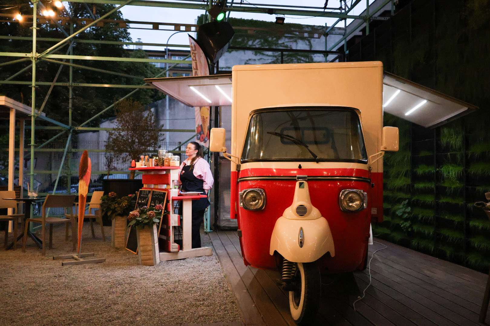 Piaggio Ape s obsluhou na firemní akci