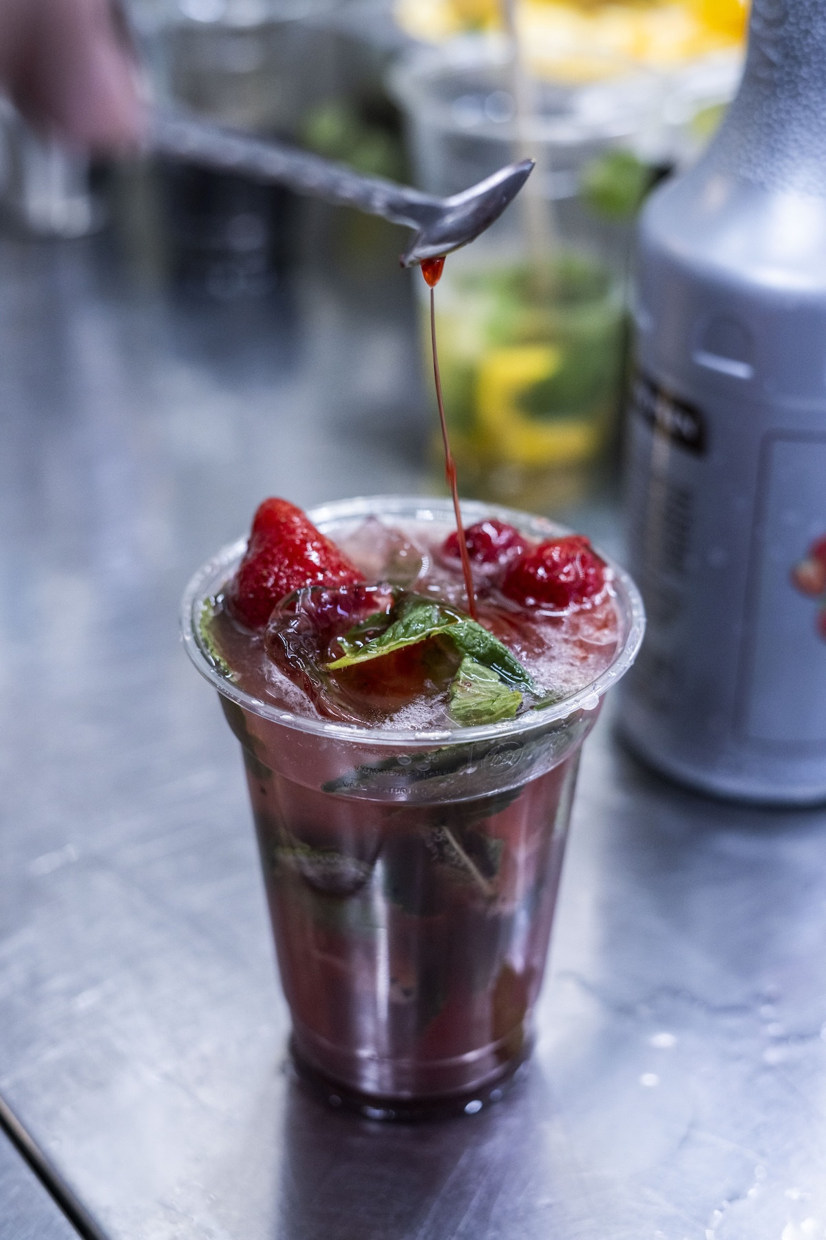 Jahodové mojito z pojízdného baru Piaggio Ape