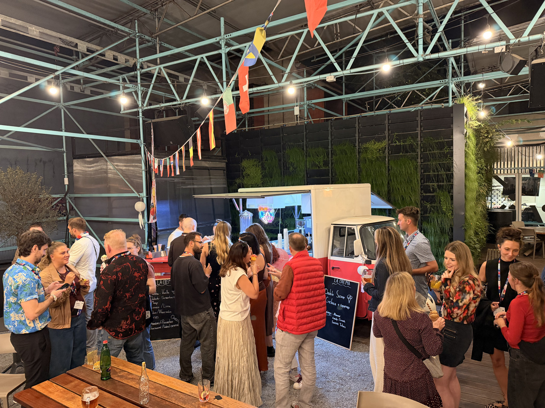 Piaggio Ape jako zmrzlinový catering na firemní akci v Praze