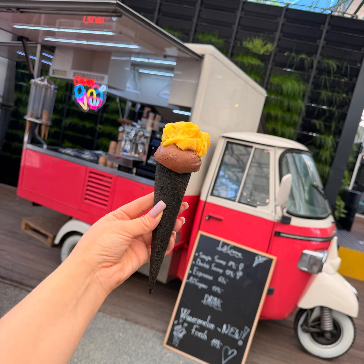 Kornout gelata před vozidlem Piaggio Ape